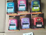 plein de timbres de différentes couleurs sur une boîte en carton