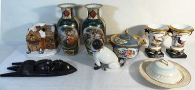 de nombreux vases différents posés sur une table