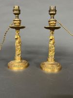 Paire de petits bougeoirs en bronze doré à décor à l'égyptie… (photo 2)