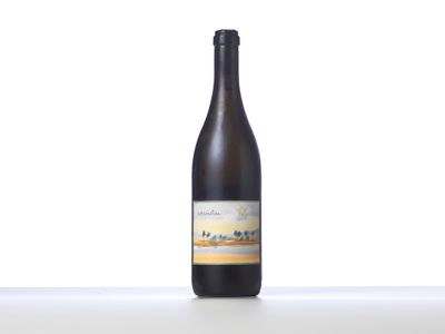 La bouteille de vin est posée sur une table devant un fond blanc.
