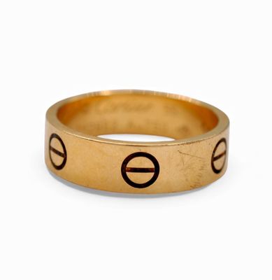 an image of a gold ring with the letter e on it