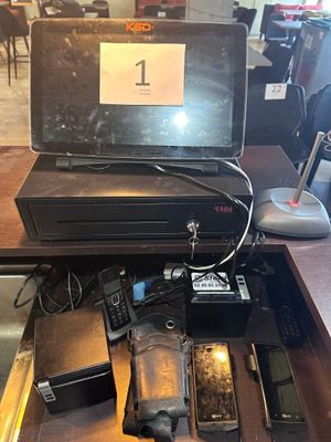 un ordinateur portable et d'autres appareils électroniques posés sur un bureau dans une pièce
