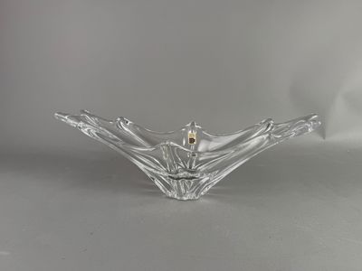 une photo d'un bougeoir en verre transparent posé sur une table