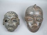 une paire de masques africains sur fond blanc, avec un fond blanc