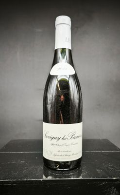 une bouteille de vin posée sur une table