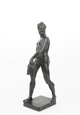 une image représentant la statue d'un homme tenant un panier