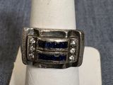 l'image d'une bague contenant une pierre bleue