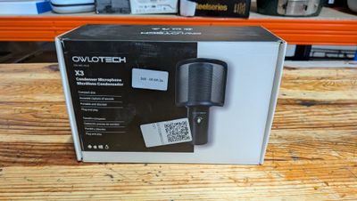 une boîte contenant un chargeur, posée sur une table