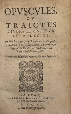 un vieux livre dont la couverture est ornée d'une illustration représentant un lion