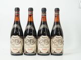 trois bouteilles de vin sont alignées sur une surface blanche