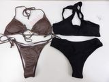 deux maillots de bain pour femmes posés sur une surface blanche, avec une étiquette dessus