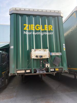 deux camions garés l'un à côté de l'autre dans un parking