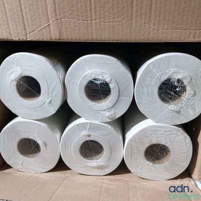 Plusieurs rouleaux de papier toilette se trouvent dans une boîte en carton