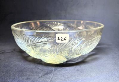 un saladier en verre sur lequel est apposée une étiquette de prix