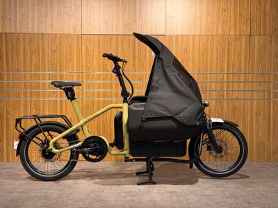 un vélo jaune avec un sac noir à l'arrière