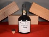 une bouteille de vin posée sur une table à côté d'une caisse en bois