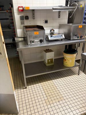 une cuisine équipée d'une cuisinière, d'un évier, d'un réfrigérateur et d'autres appareils électroménagers