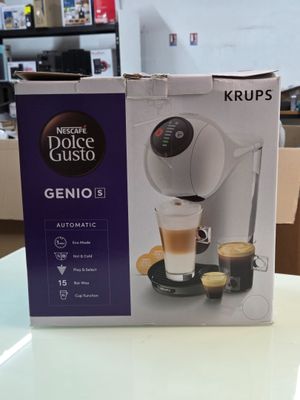 emballage d'une machine à café posée sur une table dans un café