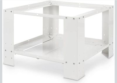 le piètement d'une table blanche surmonté d'une structure métallique