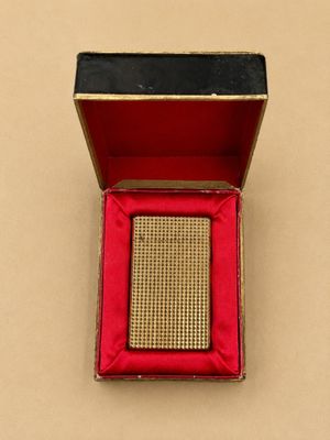 une petite boîte rouge avec un carré doré à l'intérieur