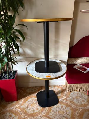 une petite table et une chaise dans un coin de la pièce