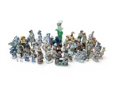 de nombreuses figurines de différentes tailles et couleurs disposées sur une surface blanche