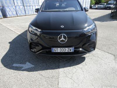 vue de face d'un SUV Mercedes noir garé sur un parking