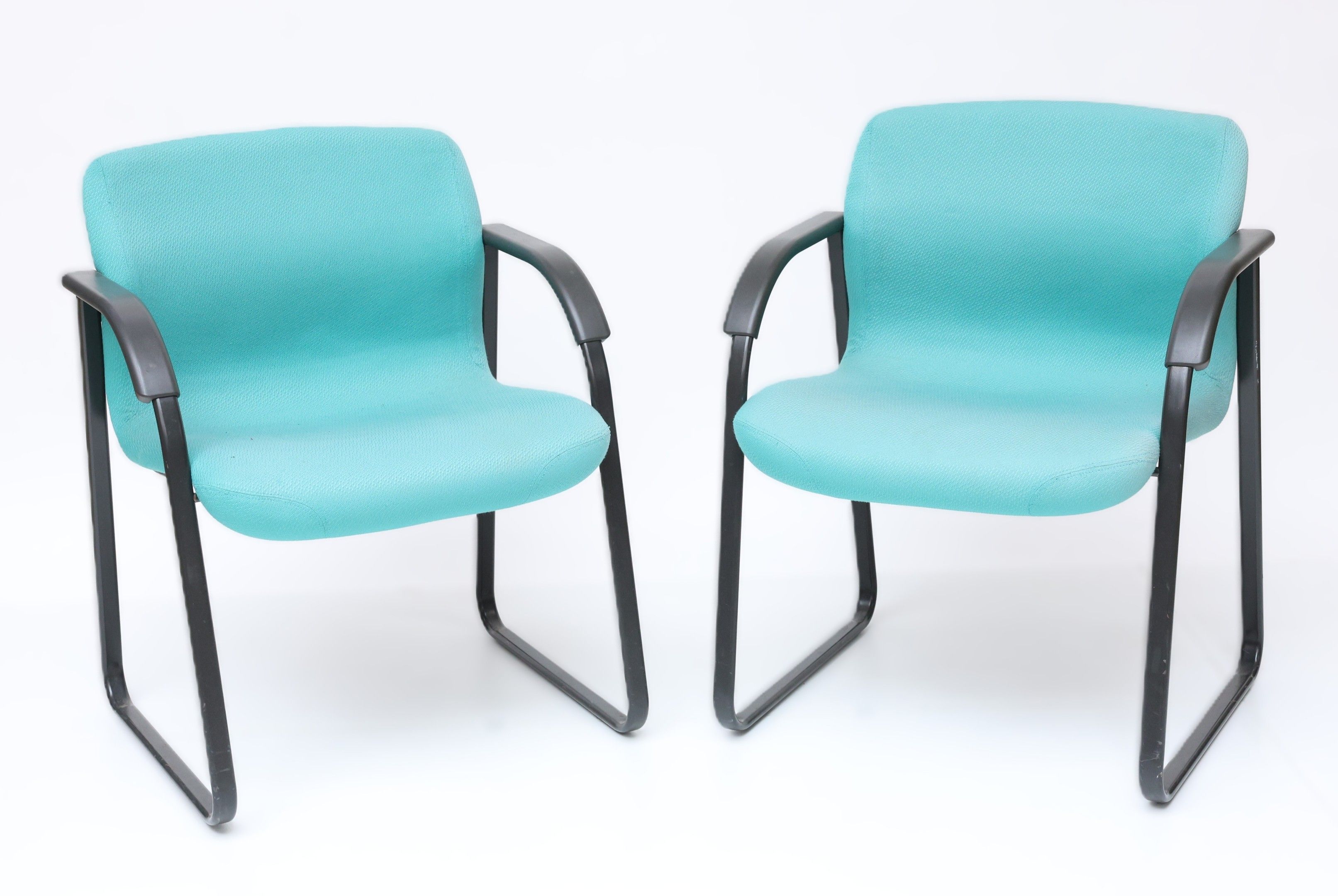 KNOLL - Paire de fauteuils à structure métallique laquée mar…
