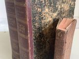 deux vieux livres posés sur une table l'un à côté de l'autre
