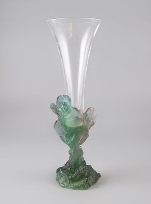 vase en verre vert translucide orné d'un motif floral sur le socle