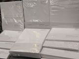 plusieurs piles d'enveloppes blanches posées sur une table