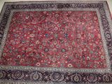 une photo d'un grand tapis rouge bordé de bleu