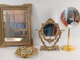 un miroir et un support de miroir sur lequel est posé un miroir