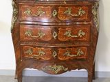 une petite commode en bois avec un plateau en marbre