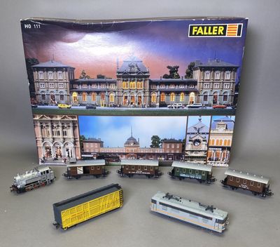 un grand nombre de trains miniatures posés sur une table