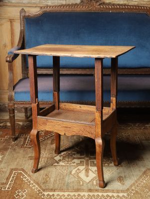 un canapé bleu et une table en bois dans une pièce