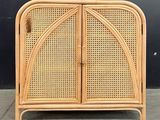 une armoire en rotin à deux portes et deux tiroirs