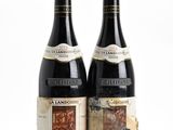 deux bouteilles de vin posées l'une à côté de l'autre sur une surface blanche