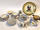 beaucoup de petites assiettes et de tasses sur la table
