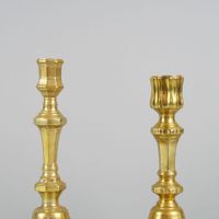 Deux bougeoirs ou flambeaux en métal doré de style Louis XIV… (photo 2)