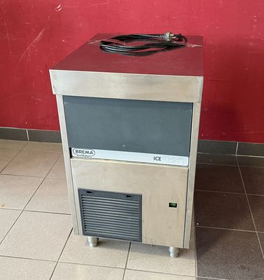 une photo d'une petite machine à glaçons dans une cuisine
