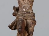 statue d'une femme tenant un enfant dans ses bras, posée sur un socle en bois