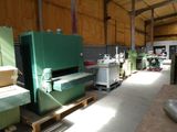 de nombreuses machines qui sont entreposées dans un bâtiment