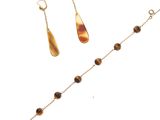 gros plan d'un collier et de boucles d'oreilles sur une surface blanche