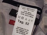 a label on the back of a jacket that says tag 52