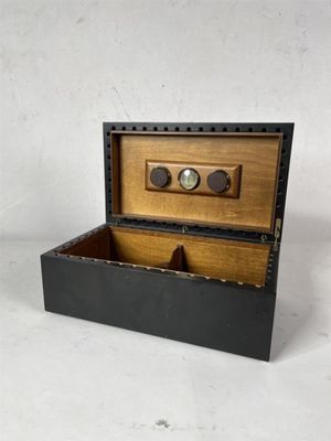 une petite boîte en bois contenant une montre