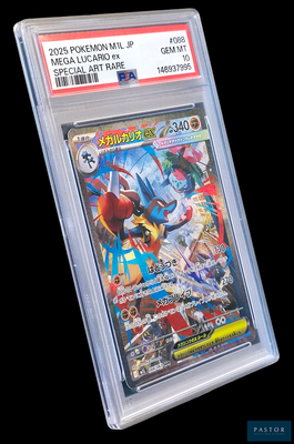 La carte Pokémon se trouve dans un étui en plastique transparent sur fond noir.