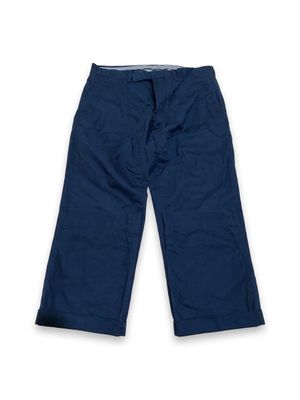 un gros plan sur un pantalon bleu sur fond blanc