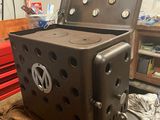 une boîte métallique posée sur une table dans une pièce