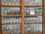un placard contenant beaucoup de verres